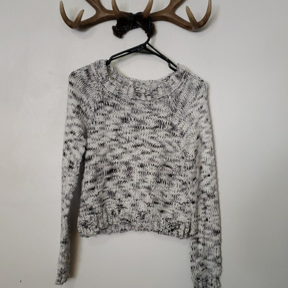 Short long sleeve sweater